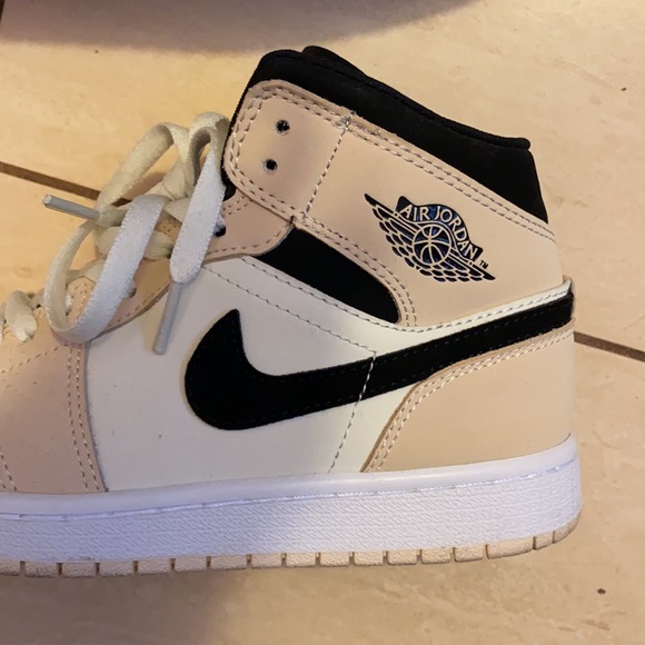 Nike Air Jordan’s Barely Orange MID Size 7 - Picture 2 of 5